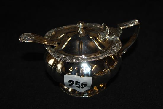 George V silver mustard pot and a fiddle, shell and thread mustard ladle